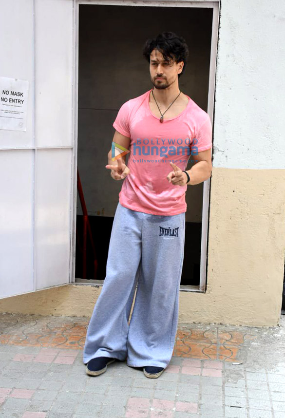 Photos: Tiger Shroff snapped at the gym in Andheri Photos: Tiger Shroff snapped at the gym in Andheri