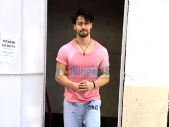 Photos: Tiger Shroff snapped at the gym in Andheri
