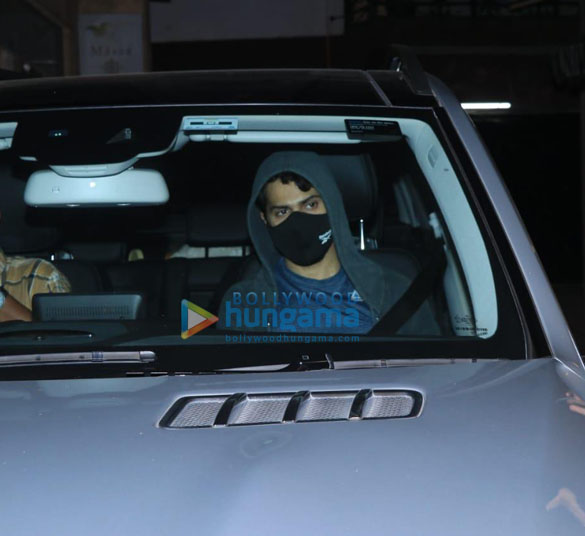 photos varun dhawan snapped at gym in juhu 1 6
