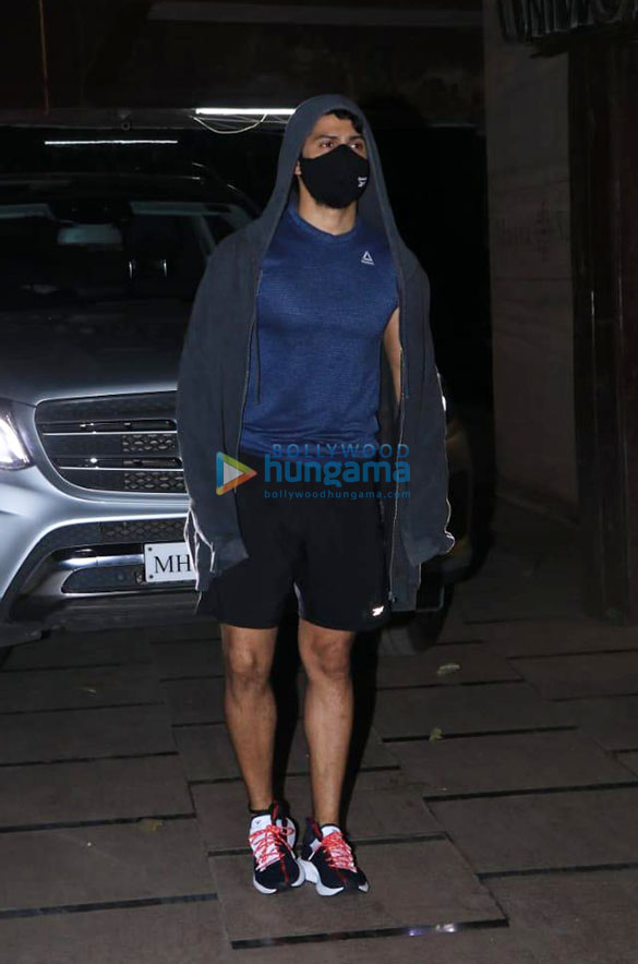photos varun dhawan snapped at gym in juhu 2 6