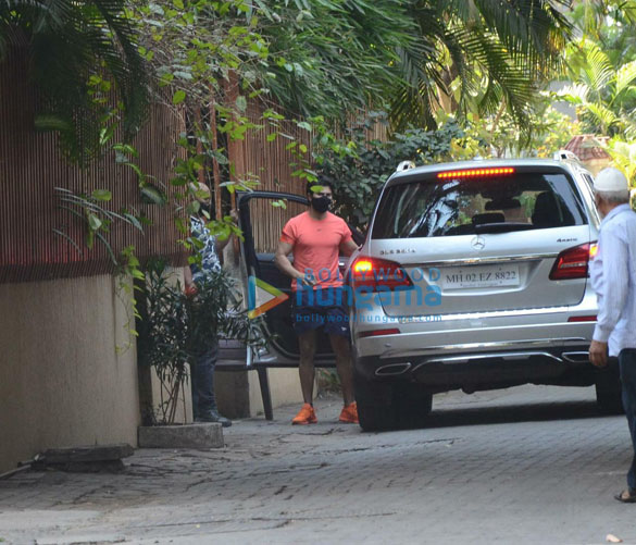 photos varun dhawan snapped at gym in juhu 3 7