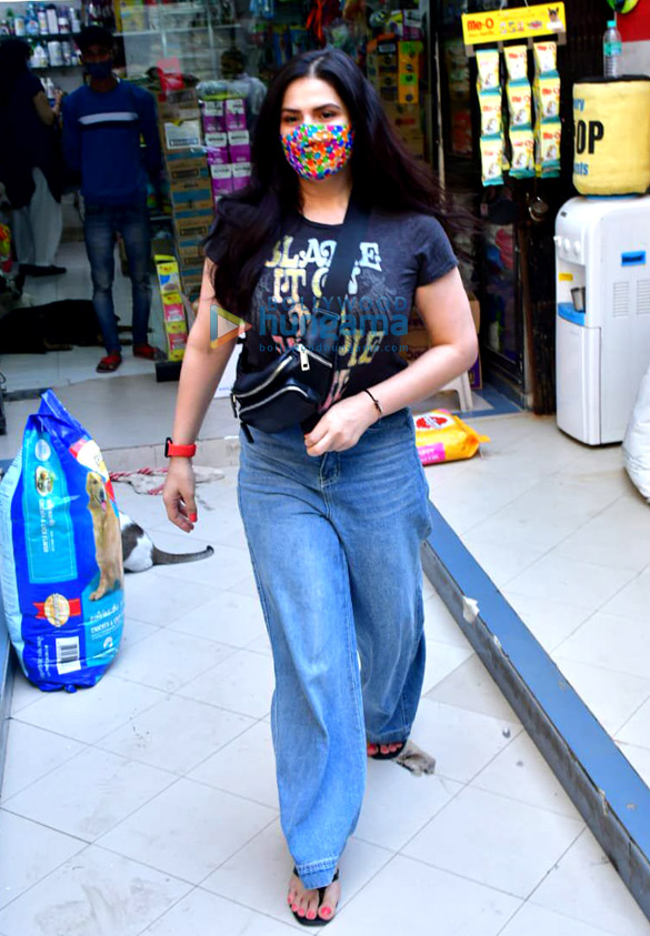 photos zareen khan spotted at a pet store 4