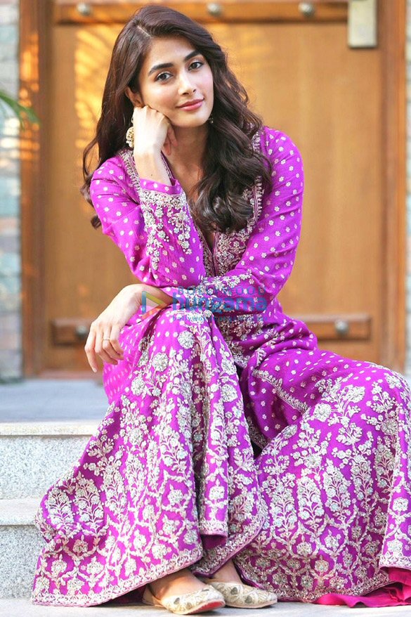 pooja hegde 2 5