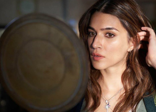 Kriti Sanon shares stunning behind-the-scenes pictures from the sets of Bachchan Pandey in Jaisalmer Kriti Sanon shares stunning behind-the-scenes pictures from the sets of Bachchan Pandey in Jaisalmer