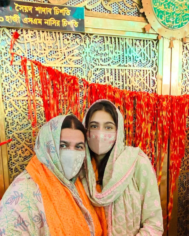 Sara Ali Khan and Amrita Singh visit Ajmer Sharif, actress says 'Jumma Mubarak' Sara Ali Khan and Amrita Singh visit Ajmer Sharif, actress says 'Jumma Mubarak'