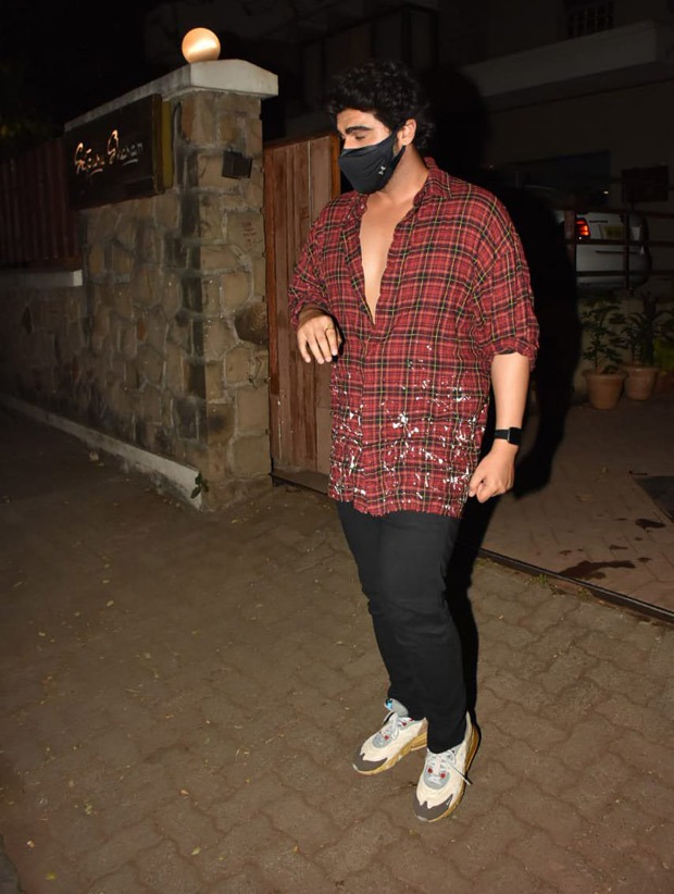 New mom Kareena Kapoor Khan gets a visit from Soha Ali Khan, Kunal Kemmu, Karisma Kapoor, Malaika Arora and Arjun Kapoor