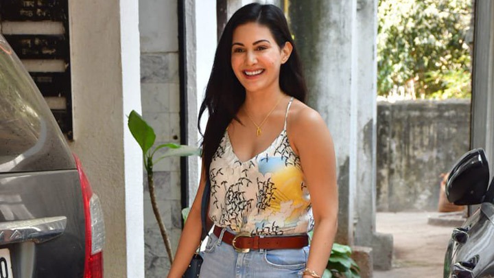 Amyra Dastur spotted at Bandra