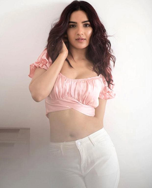 Bigg Boss 14's Jasmin Bhasin looks beautiful in blush pink crop top and white pants