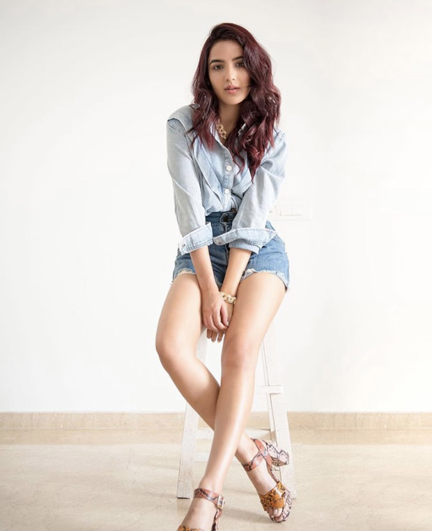 Bigg Boss 14's Jasmin Bhasin sets the summer vibe in blue shirt and denim shorts Bigg Boss 14's Jasmin Bhasin sets the summer vibe in blue shirt and denim shorts