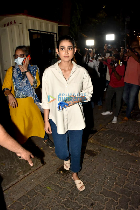 photos ajay devgn and aakanksha singh spotted at shoot location in bandra 1