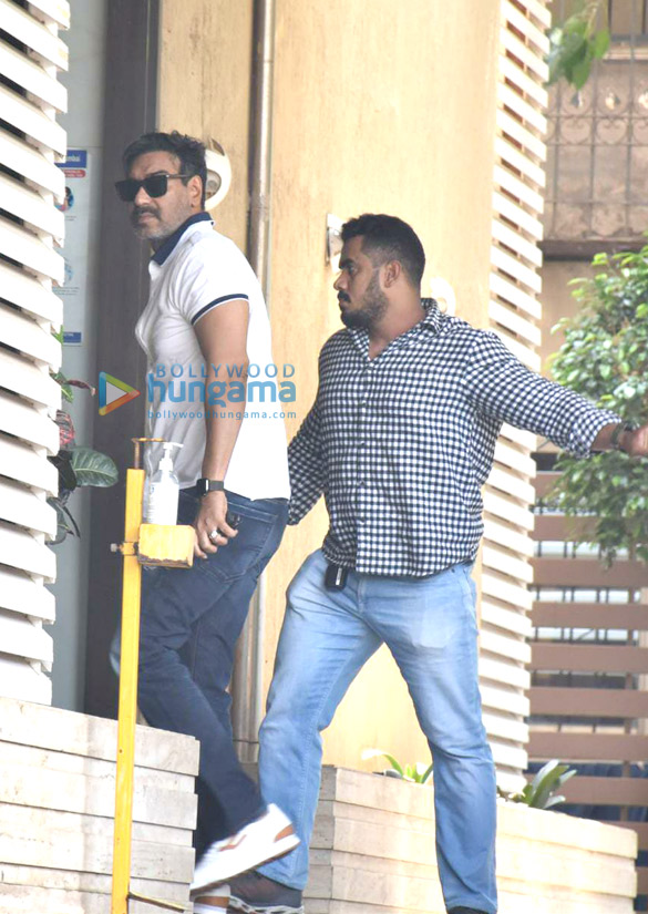 photos ajay devgn snapped in juhu 1 2