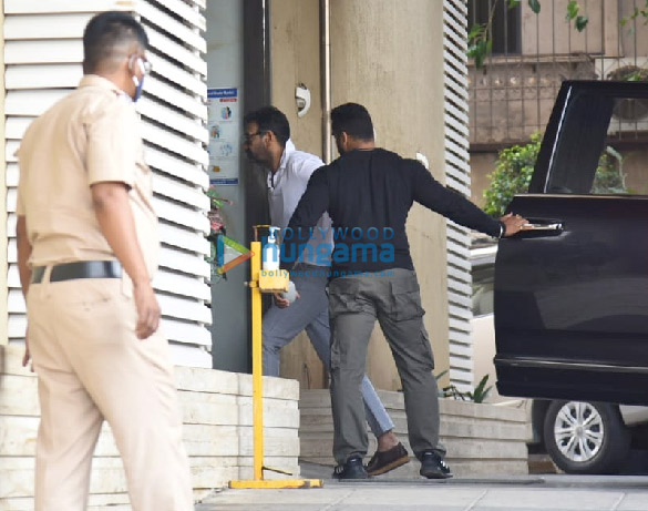 photos ajay devgn snapped in juhu 1