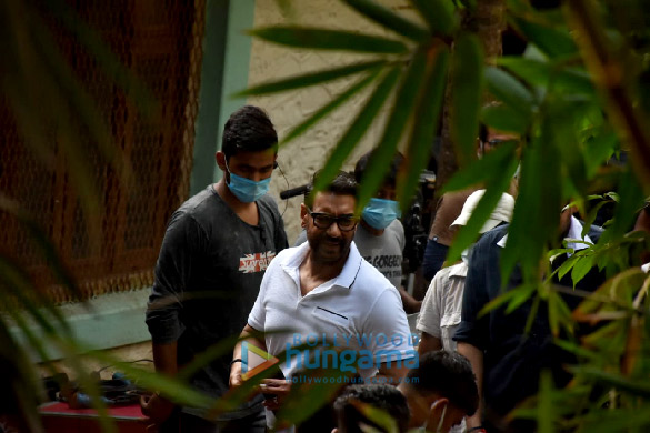 photos ajay devgn spotted at shoot location in bandra 4