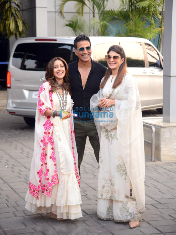 photos akshay kumar jacqueline fernandez and nushrratt bharuccha snapped at the kalina airport 5