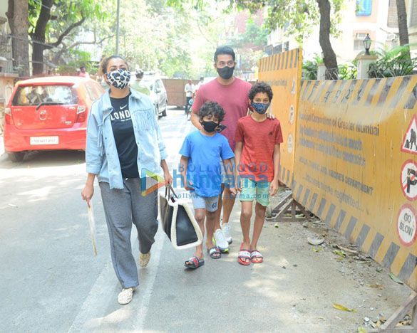 photos amrita arora snapped with family in khar 1