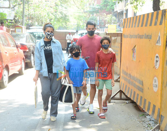photos amrita arora snapped with family in khar 3