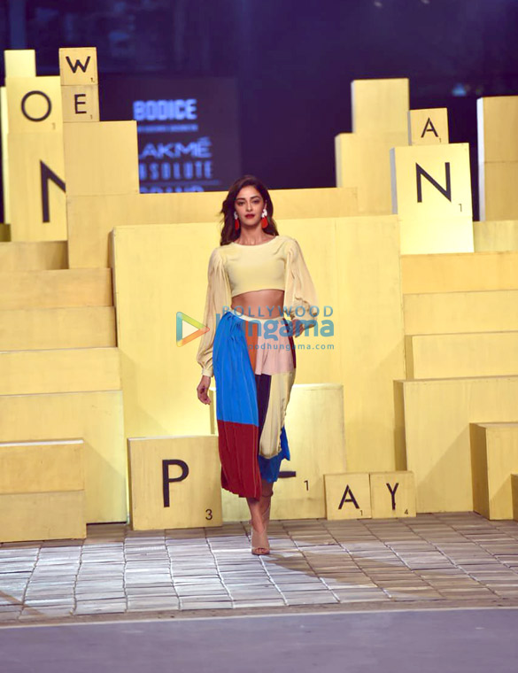 photos ananya panday walks the ramp at the grand finale of lakme fashion week 2021 5