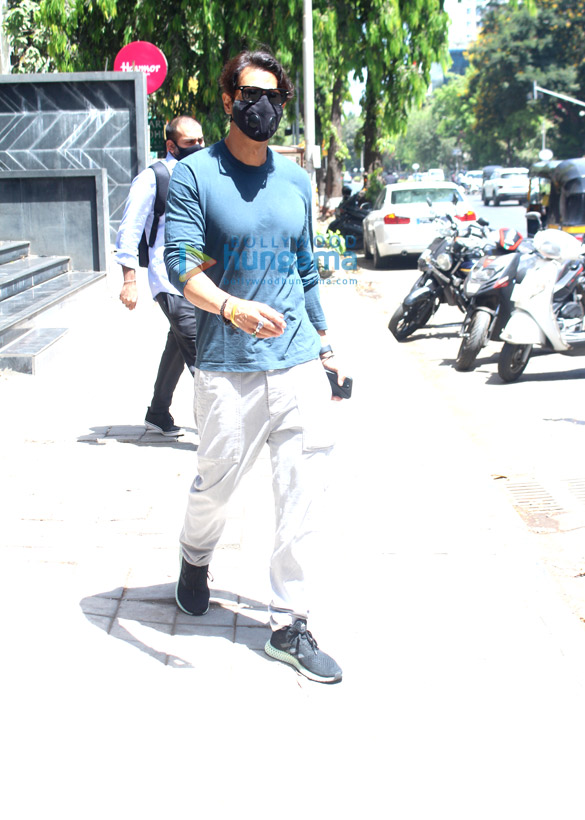 photos arjun rampal snapped at the mapple store in bandra 2