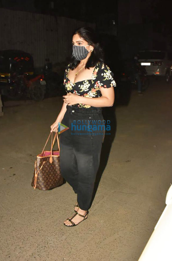 photos bhumi pednekar spotted at farmers cafe in bandra 1