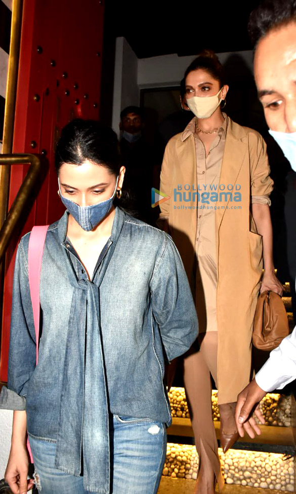 photos deepika padukone spotted at tori in bandra with her sister 3