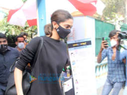 Photos: Deepika Padukone spotted post shoot in Bandra