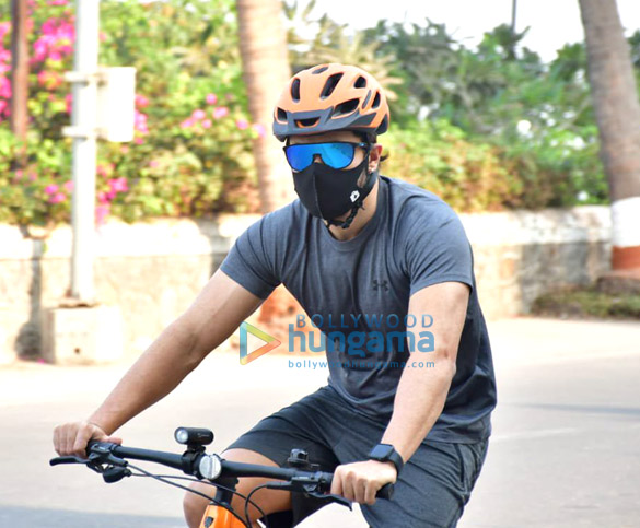 Photos: Emraan Hashmi spotted at Bandstand with his wife