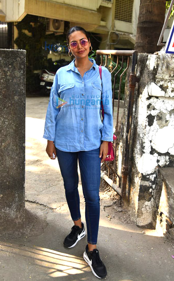 photos esha gupta spotted at kromakay salon in juhu 5