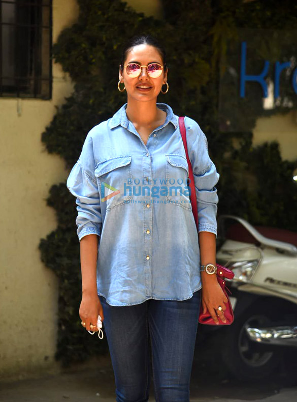 photos esha gupta spotted at kromakay salon in juhu 6
