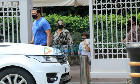 photos gauri khan snapped with her son abram khan at gateway of india 3
