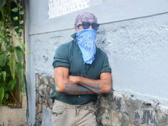 Photos: Jackie Shroff snapped at a clinic in Bandra