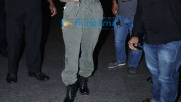Photos: Janhvi Kapoor celebrates her birthday at the airport