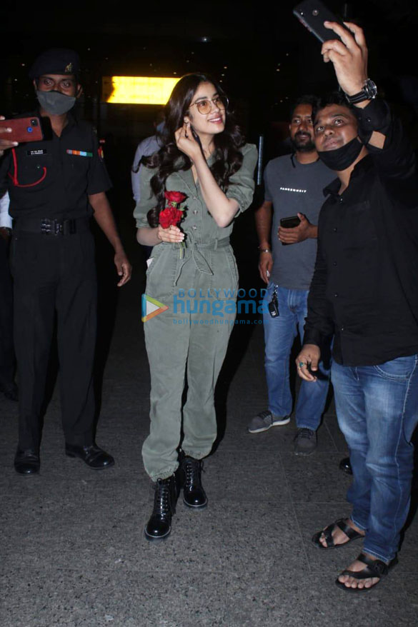 photos janhvi kapoor celebrates her birthday at the airport 6