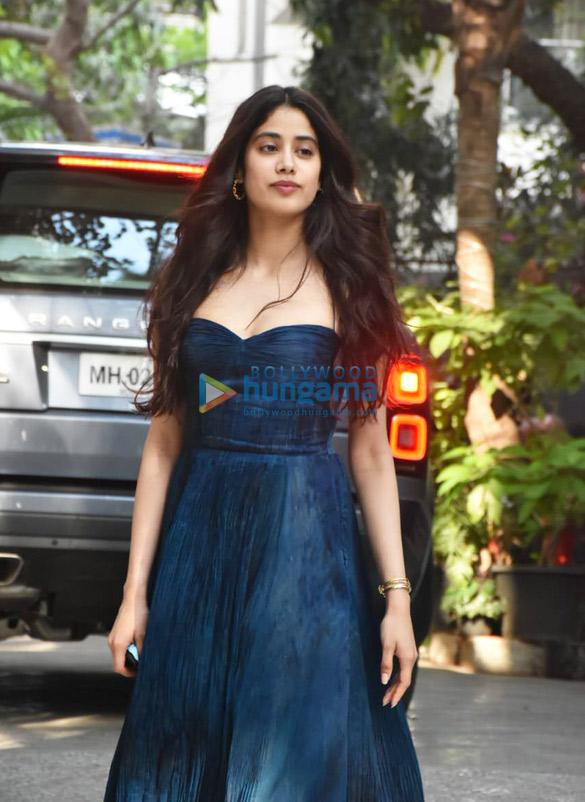 photos janhvi kapoor spotted at maddock office 3