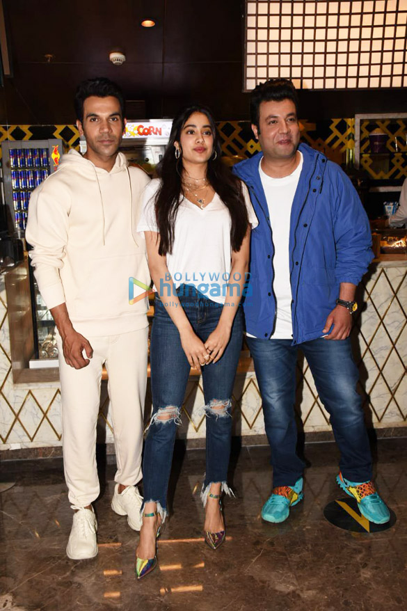 photos janhvi kapoor spotted at pvr icon 7