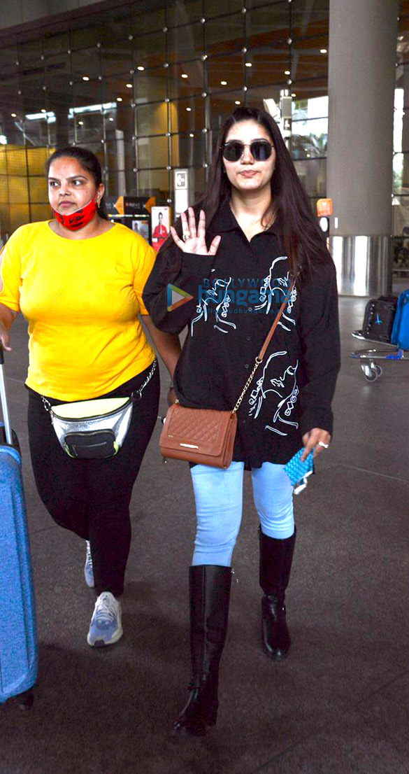 photos kangana ranaut sunny leone vijay deverakonda others snapped at the airport 2