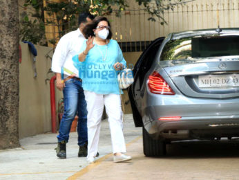 Photos: Kareena Kapoor Khan and Randhir Kapoor spotted at Karisma Kapoor's house