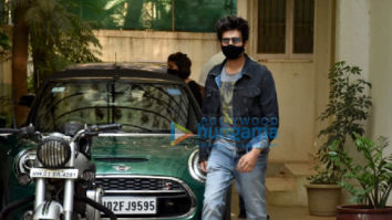Photos: Kartik Aaryan snapped at a dubbing studio in Juhu