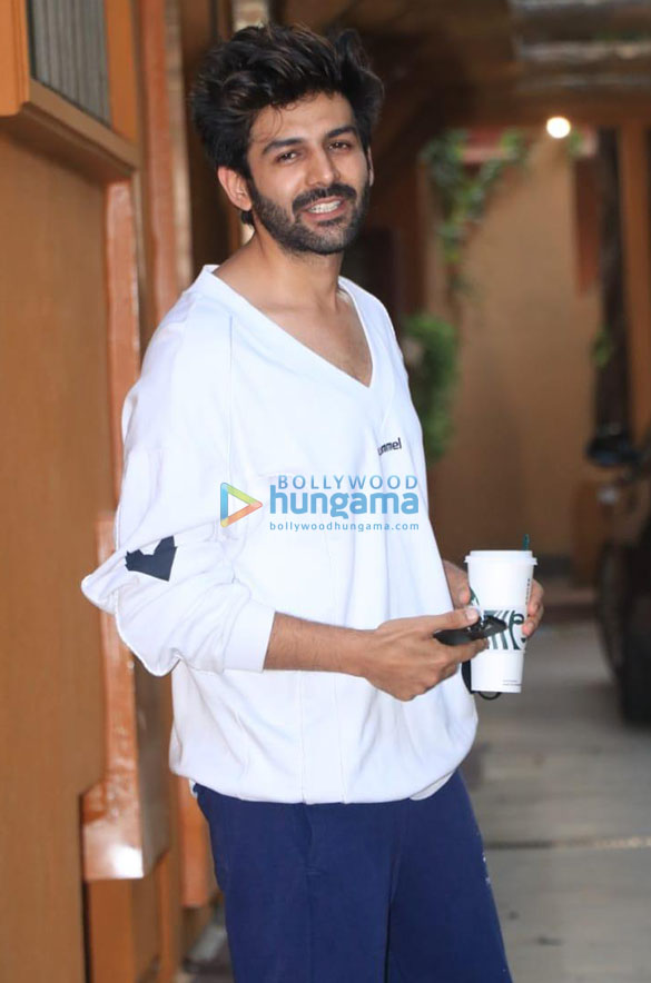 photos kartik aaryan snapped at dance class in andheri 1 4