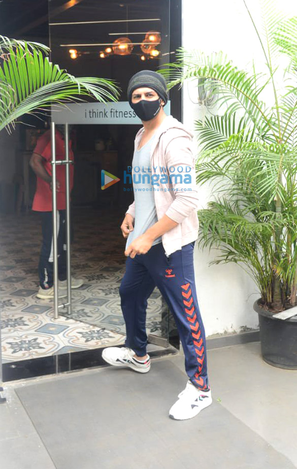 Photos: Kartik Aaryan snapped at gym in Juhu
