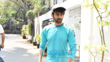 Photos: Kartik Aaryan snapped in Juhu