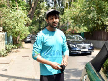 Photos: Kartik Aaryan snapped in Juhu