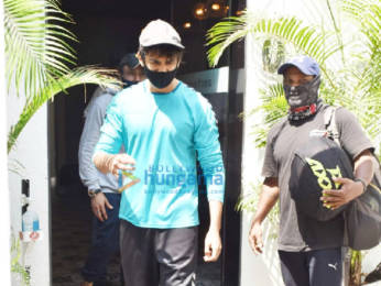 Photos: Kartik Aaryan snapped in Juhu
