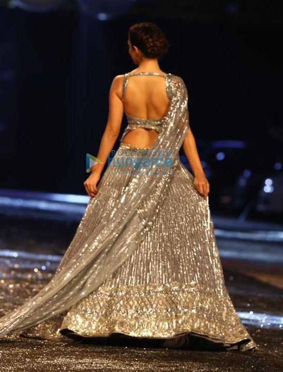 photos kiara advani and kartik aaryan walk the ramp for manish malhotra at lakme fashion week 2021 5