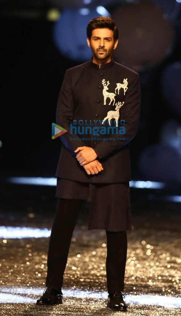 photos kiara advani and kartik aaryan walk the ramp for manish malhotra at lakme fashion week 2021 6