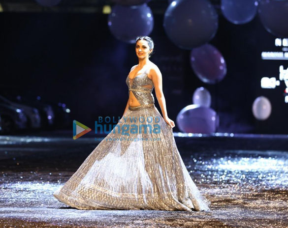 photos kiara advani and kartik aaryan walk the ramp for manish malhotra at lakme fashion week 2021 7