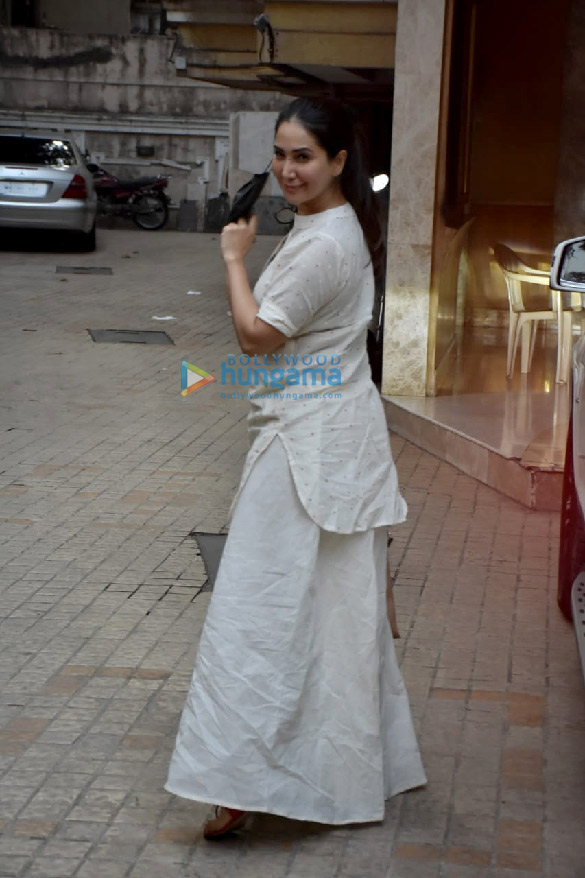 photos kim sharma spotted in khar 1