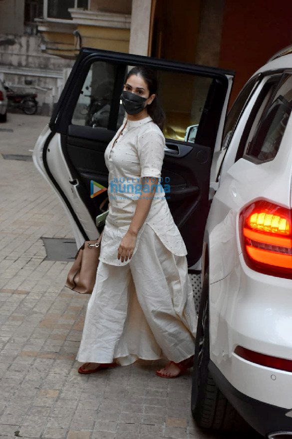 photos kim sharma spotted in khar 4