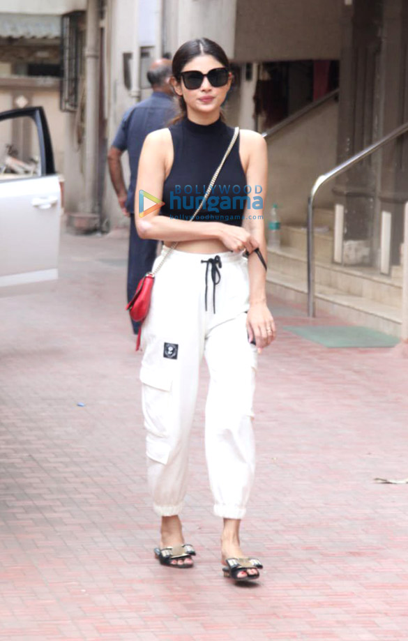 photos mouni roy snapped in santacruz 4