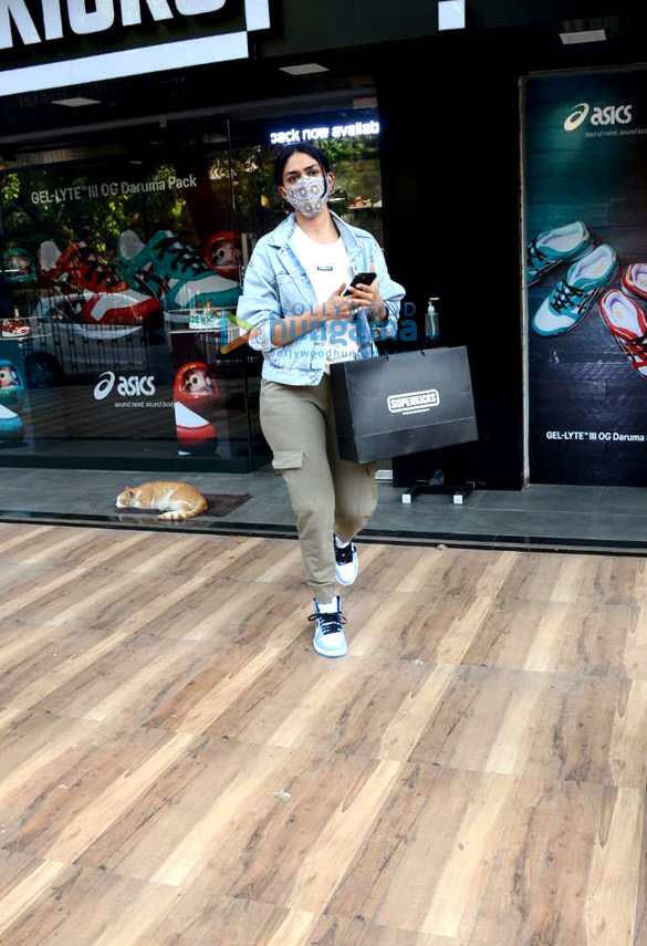 Photos: Mrunal Thakur snapped in Khar Photos: Mrunal Thakur snapped in Khar
