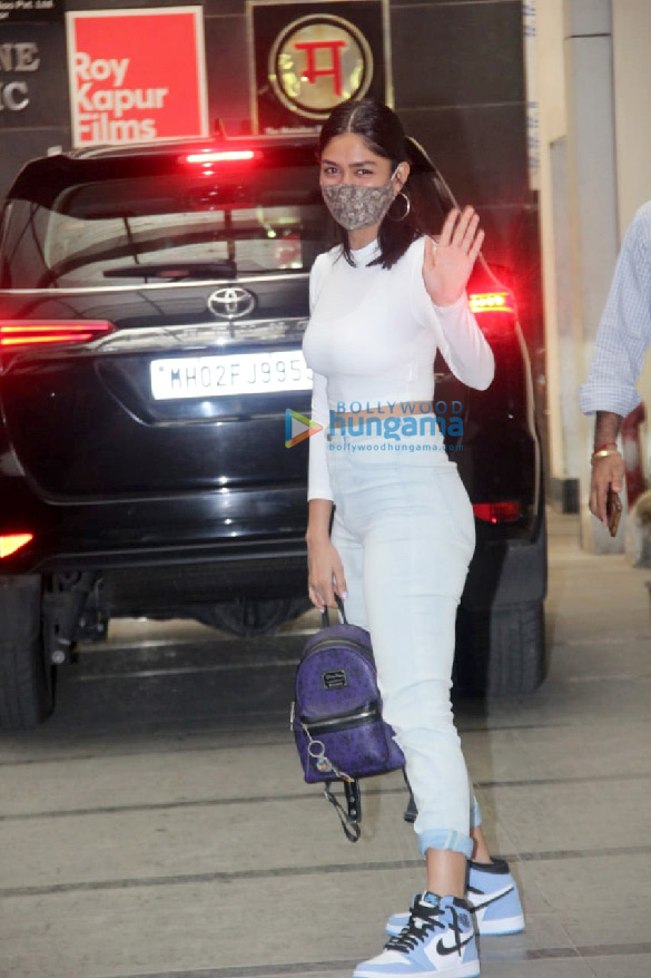 photos mrunal thakur spotted at roy kapur films office in bandra 4